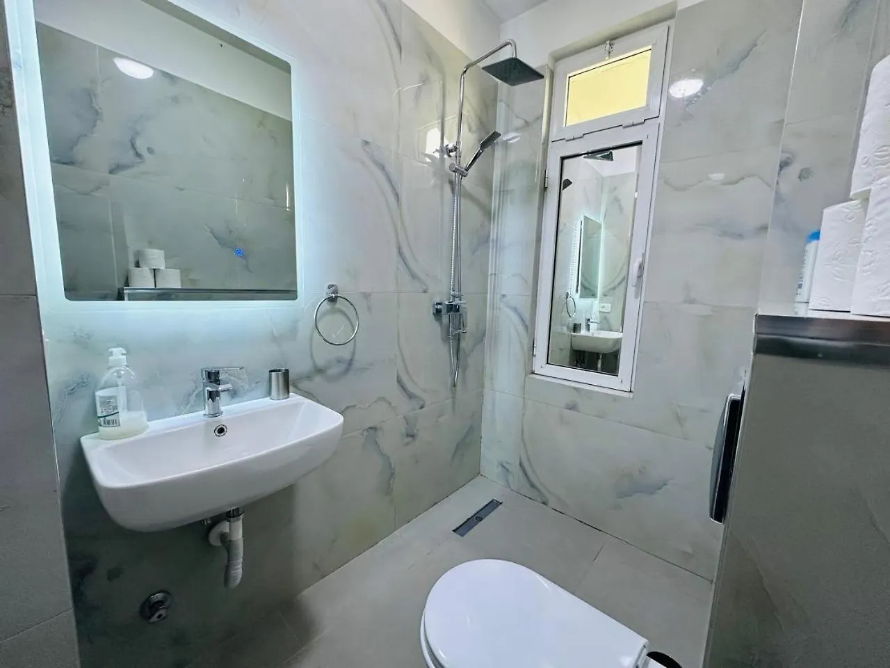 Sela Rent- Central Studios & Optional Car Hire Tirana 0*,